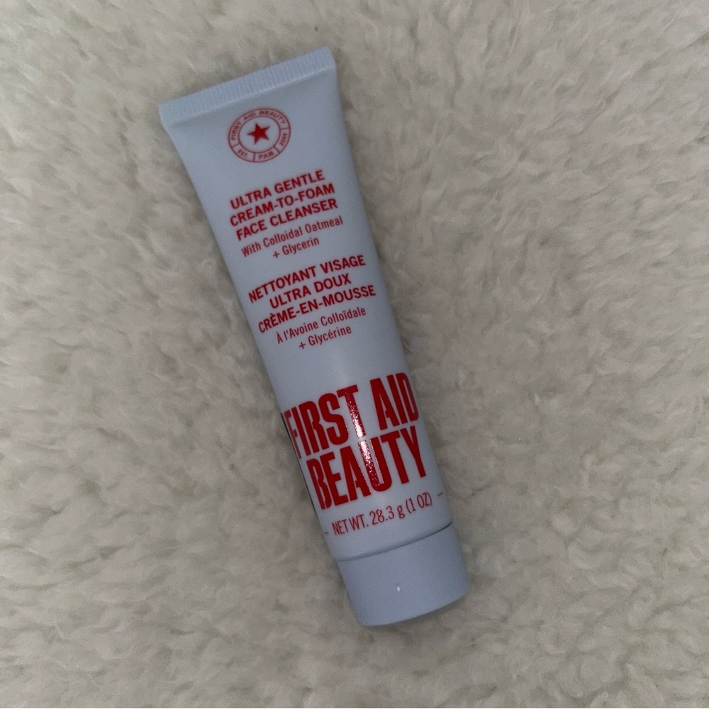 First Aid Beauty Ultra Gentle Cream To Foam Face Cleanser Mini NEW - Picture 1 of 2